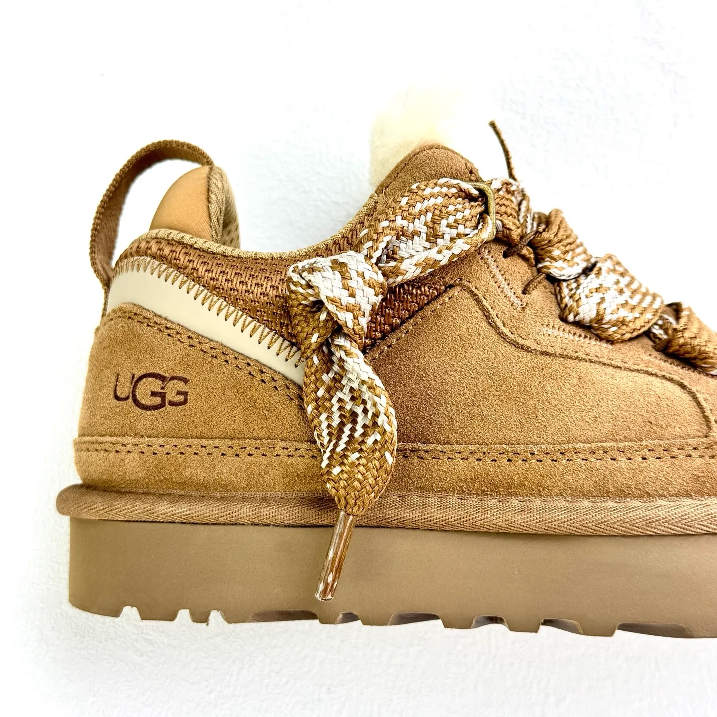 Local 💰600 supports stocking. Platform operation #UGG｜Low top 4032 Mel casual shoes, upper design, recycled ballistic canvas mesh, high-quality suede upper, two-color flat shoelaces. The inner material of the shoe is made of Longfeng sheep fur. The fur lining keeps warm and locks in temperature. The sole material is comfortable Treadlite by #UGG #EVA. Light wing outsole. Size: 35 36 37 38 39 40